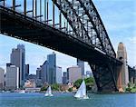 Segelboote unter der Sydney Harbour Bridge, Sydney, New South Wales, Australien, Pazifik