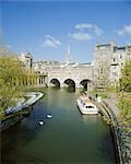 La rivière Avon et le pont Pulteney, Bath, Avon, Angleterre, Royaume-Uni