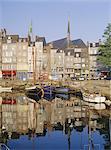 Vieux port, Sainte-Catherine Quay et clocher de l'église Sainte-Catherine derrière, Honfleur, Basse Normandie (Normandie), France, Europe