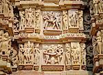 Erotic sculptures sur le west side, Kandariya Mahadev Temple, groupe occidental, Khajuraho, l'état de Madhya Pradesh, Inde