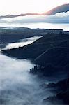 Volcan mont Batur et lac au lever du soleil, Bali (Indonésie), l'Asie du sud-est, Asie