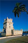 Jahrhundert Turm von Belem (Torre de Belem), entworfen von Francisco Arruda, durch den Fluss Tejo (Tajo), Lissabon, Portugal, Europa