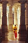 Jean couvrant sa bouche à l'intérieur du complexe de Temple Adinath, Ranakpur, Rajasthan, Inde