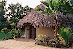 Maison d'habitation moderne au traditionnel tribal rafik autour de la hutte de terre, Bunga style. près de Ahmedabad, Gujarat État, Inde, Asie