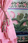 Staatliche Quasten, Rosa Vorhänge und gestrichenen Wänden, die Shiv Niwas Palace Hotel, Udaipur, Rajasthan, Indien, Asien
