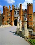 Bêtes la Reine sur le pont menant au Palais d'Hampton Court, Hampton Court, Londres, Angleterre, Royaume-Uni