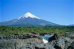 Der Kegel des Volcan Osorno aus der Petrohue Wasserfall in der Nähe von Puerto Montt, Chile, Südamerika