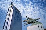 Moderne Wolkenkratzer und Statue zeigen Kontrast der alten und der neuen, Santiago, Chile, Südamerika