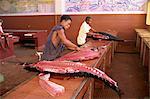 Deux hommes, découpage de thon dans le marché aux poissons à Mindelo, sur l'île de Sao Vicente, Cap-vert, Atlantique, Afrique