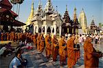 Ligne de moines en procession, Shwe Dagon Pagoda complexes, Yangon (Rangoon), Myanmar (Birmanie), Asie