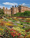 Étang de jardin dans le jardins du palais, Hampton Court, Londres, Angleterre, Royaume-Uni, Europe