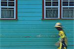 Femme qui marche dans l'Anse La Raye, Sainte-Lucie, Iles sous le vent, Antilles, Caraïbes, Amérique centrale