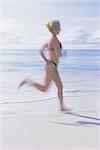 Floue l'image de mouvement d'une femme jogging sur la plage, île de Mahé, Seychelles, océan Indien, Afrique