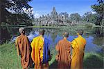 Moines bouddhistes, debout devant le temple du Bayon, Angkor, patrimoine mondial de l'UNESCO, Siem Reap, Cambodge, Indochine, Asie