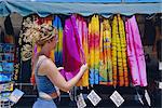 Bunte Kleidung hängend in ein Geschäft, St. Lucia, Windward Islands, Westindische Inseln, Karibik, Mittelamerika