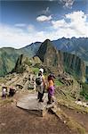 Touristes donnant sur les ruines du site Inca, Machu Picchu, patrimoine mondial de l'UNESCO, Province d'Urubamba, Pérou, Amérique du Sud