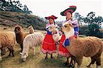 Portrait de deux filles péruviennes en costume traditionnel, avec leurs animaux, près de Cuzco, au Pérou, en Amérique du Sud