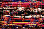 Détail d'une pile de ponchos colorés, Cuzco (Cusco), Pérou, Amérique du Sud