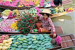 Opérateur de marché en bateau vente fleurs et fruit, Damnoen Saduak flottant sur les marchés, Bangkok (Thaïlande), l'Asie du sud-est, Asie