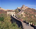 Menschen auf dem Abschnitt Badaling, die chinesische Mauer, UNESCO-Weltkulturerbe, in der Nähe von Peking, China, Asien