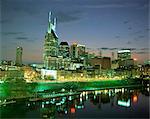 Skyline der Stadt und Cumberland River in der Abenddämmerung Riverfront Park, Nashville, Tennessee, Vereinigte Staaten von Amerika, Nordamerika