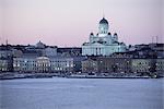 Lumière crépusculaire sur la cathédrale chrétienne évangélique luthérienne dans la neige de l'hiver, dans l'ensemble de l'Europe de la mer Baltique, Helsinki, Finlande, Scandinavie, congelé