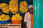 Mann stand neben Bananen in einen Marktstand in Gonder, Gonder, Äthiopien, Afrika