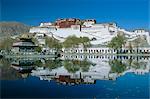 Le palais du Potala et réflexion, Lhassa, Tibet, Chine, Asie