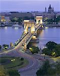 Pont des chaînes sur les rives Danube et de la Basilique de St. Stephens, Budapest, Hongrie, Europe