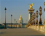 Grand Palais und Petit Palais mit dem Pont Alexandre III (Brücke), Paris, Frankreich, Europa