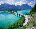 Route pont au-dessus du lac Sylvenstein, avec les montagnes en arrière-plan, en Bavière, Allemagne, Europe