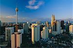 Toits de la ville y compris la construction de Petronas, le monde plus haut bâtiment de, Kuala Lumpur, Malaisie