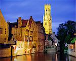 Maisons à pignons et XIIIème siècle clocher le long des canaux, Bruges, Belgique