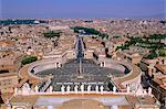 Blick auf die Stadt von der Spitze der St.-Peters-Basilika, Rom, Lazio, Italien