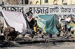 Pavement dwellers at Kalighat near Mother Teresa's sanctuary, Kolkata (Calcutta), India, Asia