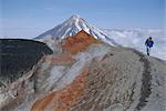 Koryaksky volcan vu au-delà de marcheurs sur le bord du cratère du volcan Avacha, Kamtchatka, Sibérie orientale