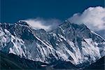 Mount Everest, Spitze auf der linken Seite mit Schnee, über Nuptse Kamm, Himalaya, Nepal, Asien gesehen