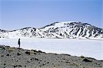 Randonneur sur le Tongariro Crossing trek lac bleu en hiver glace et neige, Parc National de Tongariro, patrimoine mondial de l'UNESCO, Taupo, South Auckland, North Island, New Zealand, Pacifique