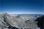 Dôme de lave dans le cratère à partir de jante, Mont St. Helens après l'éruption de 1980, avec Spirit Lake et Mount Rainier dans le lointain, le Monument de Mount St. Helens National volcanique, état de Washington, États-Unis d'Amérique (États-Unis d'Amérique), Amérique du Nord