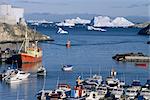 Fischerboot kehrt zurück, um aus der Disko-Bucht mit seinen Eisbergen, Ilulissat (Jacobshavn), Küste, Grönland, Polarregionen west Hafen