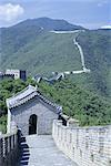 Restauré de section avec les tours de guet de la grande muraille (Changcheng), au nord-est de Beijing, Mutianyu, Chine, Asie