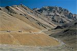 Camions sur le col de Lachalang, 5065m, Zanskar personnes sur horse trail, hgihway Leh-Manali, Ladakh, Inde, Asie