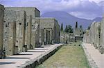 Restauré les bâtiments de la ville romaine enterrée en 79 par des coulées de cendres du mont Vésuve, dans le fond, Pompéi, UNESCO World Heritage site, Campanie, Italie, Europe