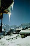 Eiszapfen am Chalet und Tiefschnee, Schweizer Alpen, Schweiz, Europa