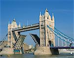 Ouverture de Tower Bridge, Londres, Angleterre, Royaume-Uni, Europe