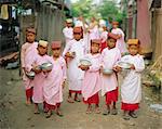 Jeunes nonnes avec mendicité bols, Mandalay, Myanmar, Asie