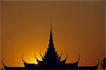 Toit au coucher du soleil, le Musée National, Phnom Penh, Cambodge, Indochine, Asie