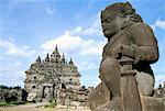 Dwarapala (gardien du temple) debout dans l'enceinte de le Plaosan Lor, Temples de Plaosan, près de Prambanan, île de Java, en Indonésie, Asie du sud-est, Asie