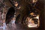 Couloir large qui les logements des moines ont été sculptés dans la grotte 2, Takht-I-Rusam (trône de Rustam), partie d'un bouddhiste stoupa-monastère complexe datant la période sassanide Kushano IVe-Ve siècle après J.-C., la Province de Samangan, Afghanistan, Asie