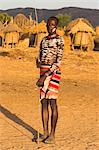 Karo man with body painting, faite d'un mélange de pigments animaux avec de l'argile, Dancing performance, Kolcho village, vallée de l'Omo inférieur, Ethiopie, Afrique